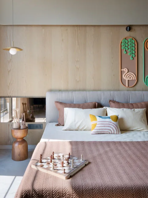 Neutral bedroom with wooden surfaces and sparing colour - Beautiful Homes